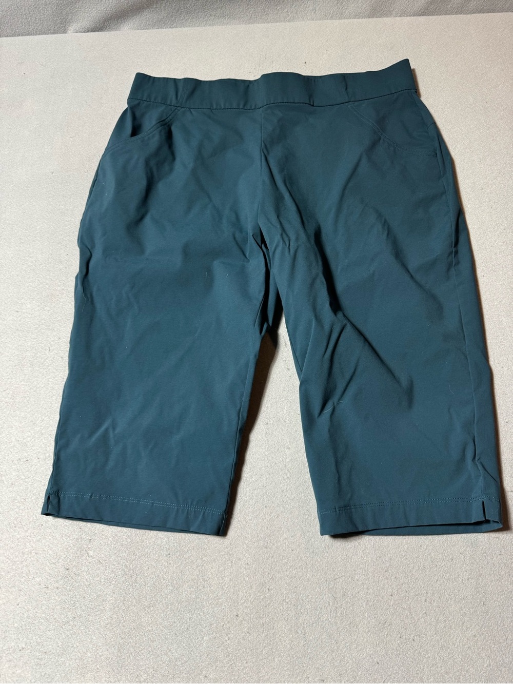 Columbia Women’s Teal Performance Capris Size XL